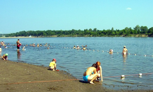 На городском пляже в Чепецке купаться нельзя