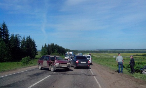 Перед приездом Дмитрия Медведева на трассе случилась авария: образовалась пробка