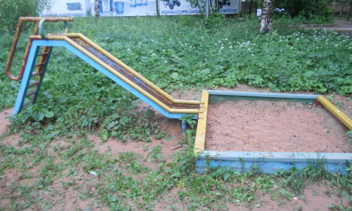 Чепецкие малыши, играя на детской площадке, рискуют своей жизнью