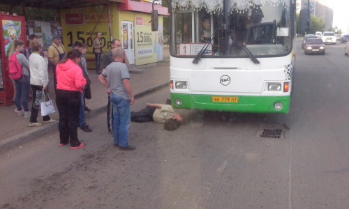 В Кирово-Чепецке пьяный мужчина едва не попал под колеса автобуса