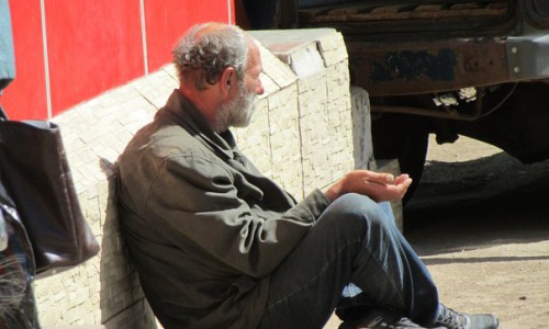 Чепецкий бомж: «На еду я зарабатываю попрошайничеством, а сплю в кустах на улице»