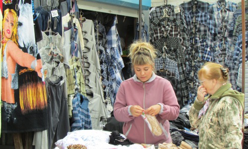 ФОТОРЕПОРТАЖ: У продавцов на чепецком базаре к работе творческий подход