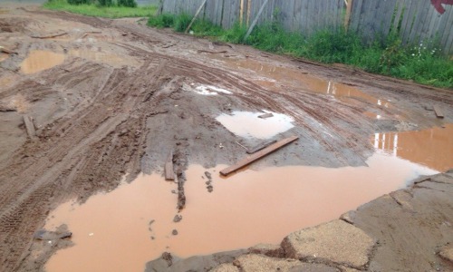 ВОПРОС-ОТВЕТ: Когда уберут грязь после стройки в Чепецке на улице 60 лет Октября?