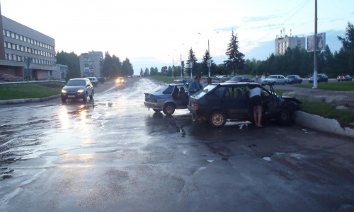 ФОТО: В Кирово-Чепецке «девятка» врезалась в бетонное ограждение