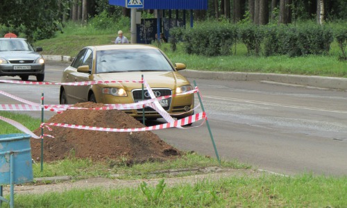 ФОТО: В Кирово-Чепецке начались работы по установке светофора на месте гибели ребенка