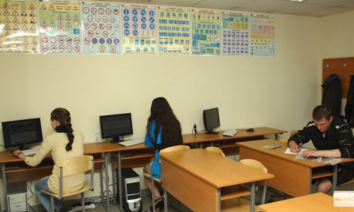 "Права" по-новому: учиться в автошколах будут дольше, ошибок в тестах больше допускать нельзя