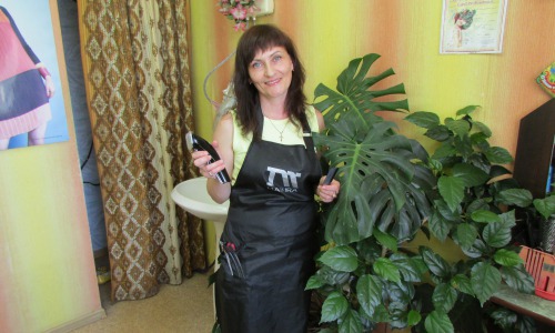 Чепецким парикмахерам летом клиенты несут цветы