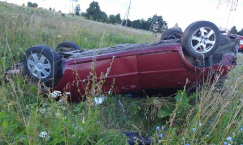 На кировской трассе перевернулась машина с тремя подростками