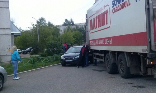 В Чепецке фура и "Форд" не поделили дорогу