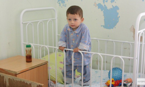 Родители 2-летнего малыша, впавшего в алкогольную кому, не забирают его из больницы