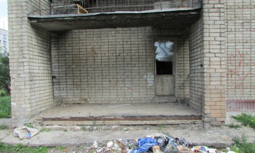 В Кирово-Чепецке управляющая компания не ремонтирует разбитое окно: подъезд "тонет" в грязи