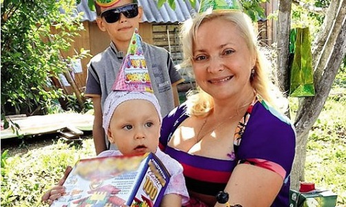 Звезда "Интернов" Светлана Пермякова отдыхает вместе с мужем и дочкой в кировской деревне