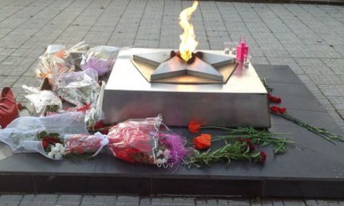 В Кирово-Чепецке первоклассники сожгли венки у Вечного огня