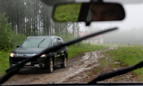 Молодая семья с ребенком заблудились в лесу Кировской области: людей спасли инспекторы ГИБДД
