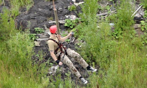 Кирово-Чепецкие экстремалы бесстрашно прыгают вниз с развалин завода "Кристалл"