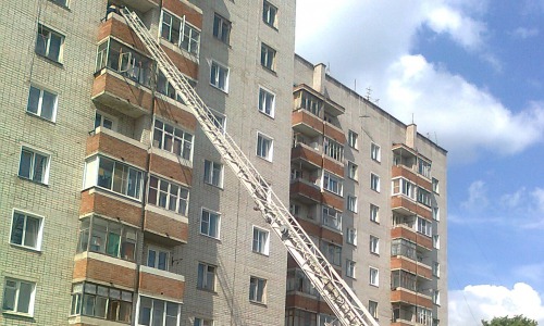 В Кирово-Чепецкие пожарные забрались на седьмой этаж по лестнице, потому что в квартире сгорели сосиски