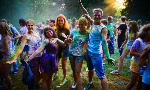 Жители Кирово-Чепецка запустили в небо 50 килограммов краски