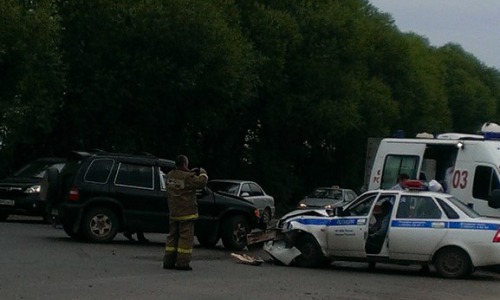 В Кирово-Чепецке внедорожник столкнулся с полицейской машиной: пострадали двое