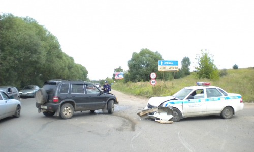 В Чепецке внедорожник "Киа" столкнулся с полицейской машиной: в ДТП обвинили водителя иномарки