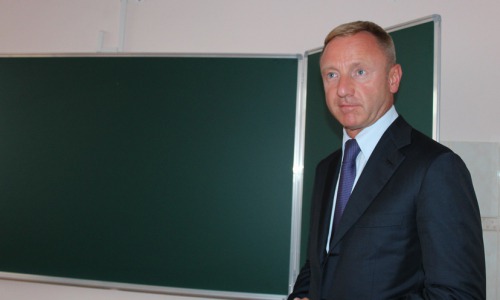 Фоторепортаж: министр образования Дмитрий Ливанов прилетел в Кирово-Чепецк на вертолете