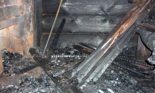 В Кирово-Чепецком районе сгорели сараи, и чуть не пострадал жилой дом