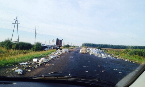 На трассе "Вятка" перевернулась фура с пивом: десятки ящиков валяются на дороге