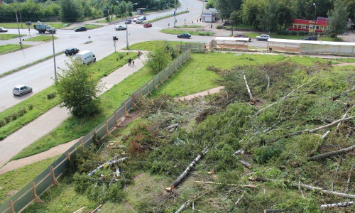 На проспекте России в Кирово-Чепецке вырубили целый сквер ради строительства торгового центра