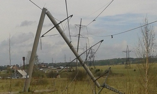 Видео: рядом с Кировской областью прошел торнадо, от ветра сломался даже бетонный столб