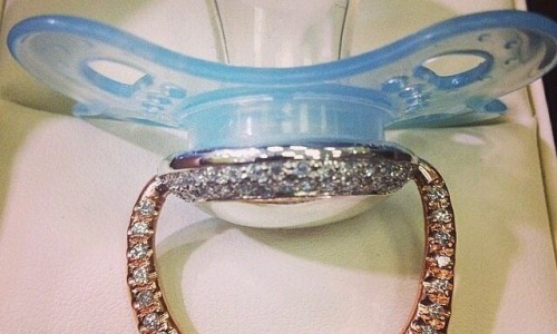 В Кировcкой области продают детскую соску с бриллиантами за сто тысяч рублей