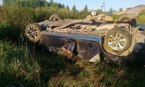 В Кировской области на трассе перевернулась иномарка