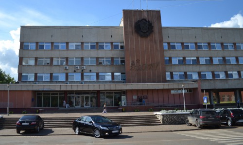 В Кирово-Чепецке даже возле здания администрации автохамы паркуются на тротуаре