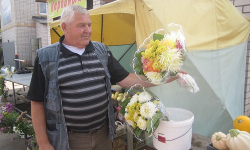 Интервью с пенсионером, продающим цветы на улице: «Своему внуку первокласснику я подготовил самый красивый букет»