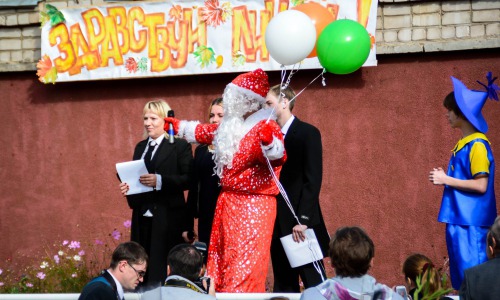 1 Сентября в Кирово-Чепецке: с праздником детишек поздравил Дед Мороз