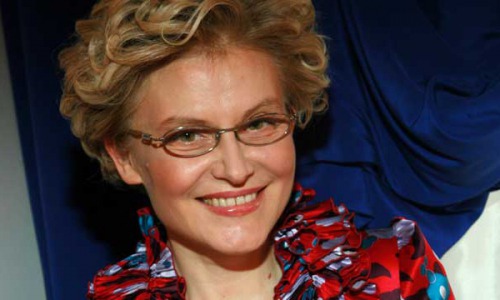 Видео: Елена Малышева заставила чепчанку надеть красную шапочку и залезть в кукольный домик