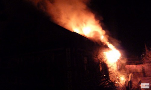 В Кировской области спасатели вытащили двух человек из горящего дома