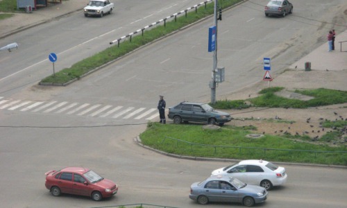 Очевидец: в Кирово-Чепецке полицейский припарковал машину на пешеходном переходе