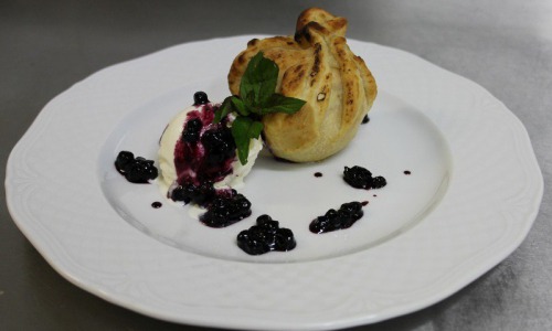 Рецепт дня: запеченное яблоко в тесте с орешками, медом и мороженным