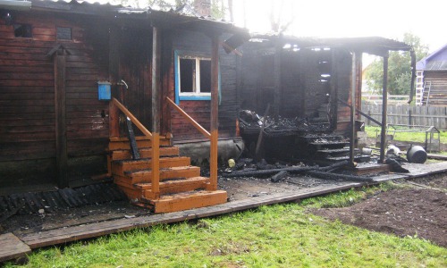Пожар в Кировской области: 90-летняя старушка спасена, два человека погибли