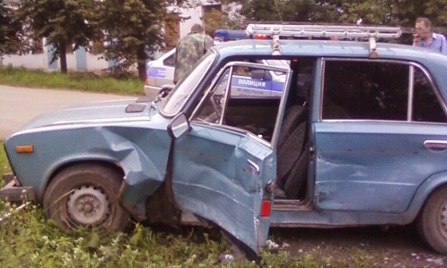 В центре Чепецка столкнулись два ВАЗа: пострадали водители авто