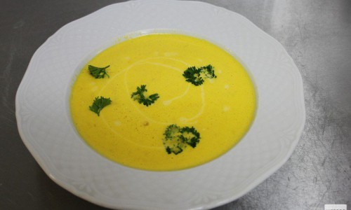 Рецепт дня: яблочно-морковный суп-крем со сливками от шеф-повара