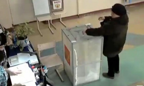 В Кирове на избирательном участке пьяная пенсионерка устроила скандал и начала раздеваться