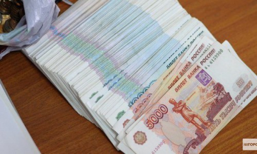 В России зафиксирован рекордно низкий курс рубля: почему валюта дорожает и когда это закончится?