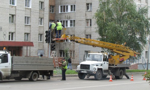 Фото: на месте ДТП у СЭС в Кирово-Чепецке устанавливают светофор