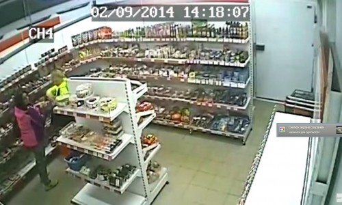 Видео: в Кирове две девушки украли из магазина 20 палок колбасы