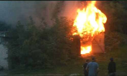 Видео: в Кирово-Чепецке мужчина спас внедорожник из горящего гаража