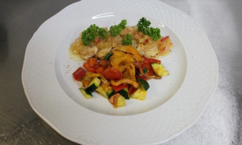 Рецепт дня: куриное филе с яблочным соусом, овощным рагу и лисичками