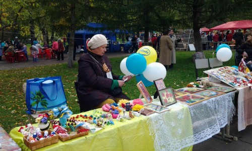 На площади Конституции в Чепецке проходит ярмарка