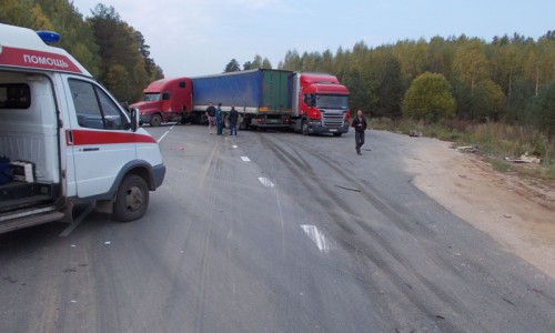 ДТП в Кировской области: от удара «легковушки» с грузовиком погибли двое парней