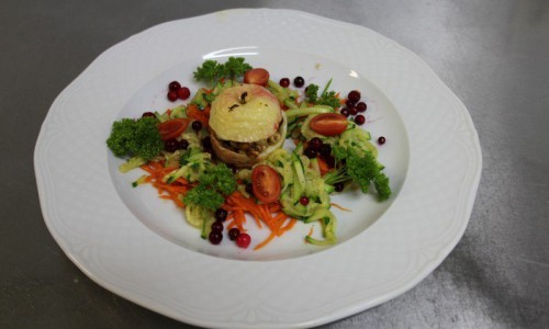 Рецепт дня: салат из запеченного яблока с медом, орешками и овощами