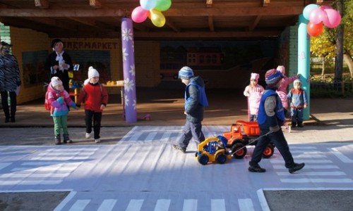 Фоторепортаж: в чепецком детском саду открыли автогородок